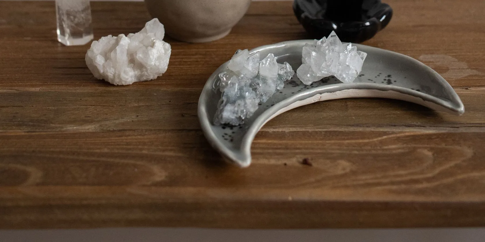 Cristaux et bâton d'encens disposés sur une table en bois