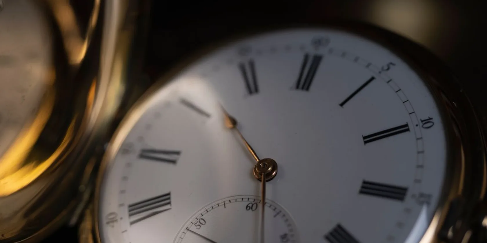 Montre à gousset ancienne en or, cadran émaillé en gros plan