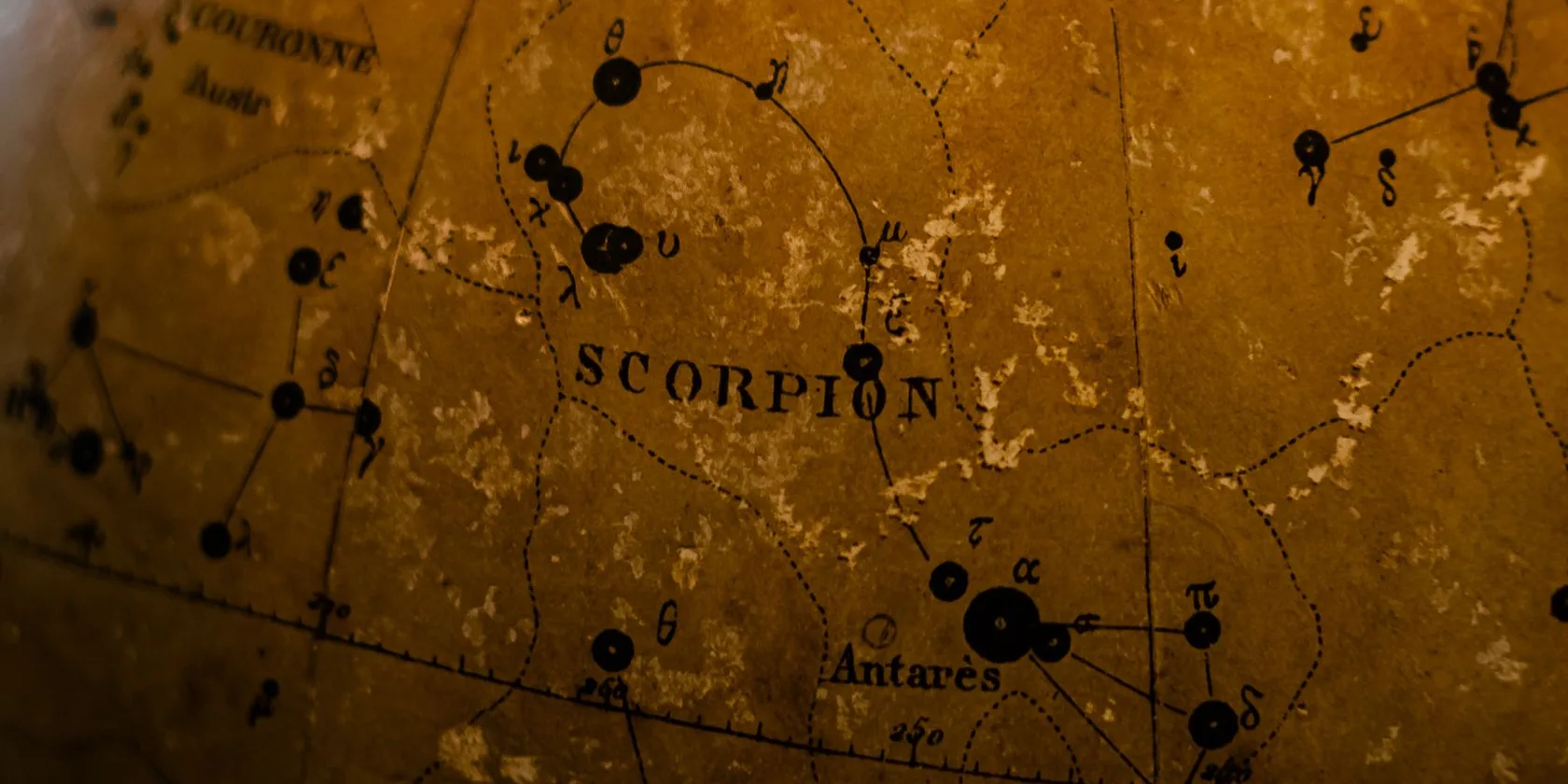 Globe céleste ancien en gros plan sur la constellation du Scorpion