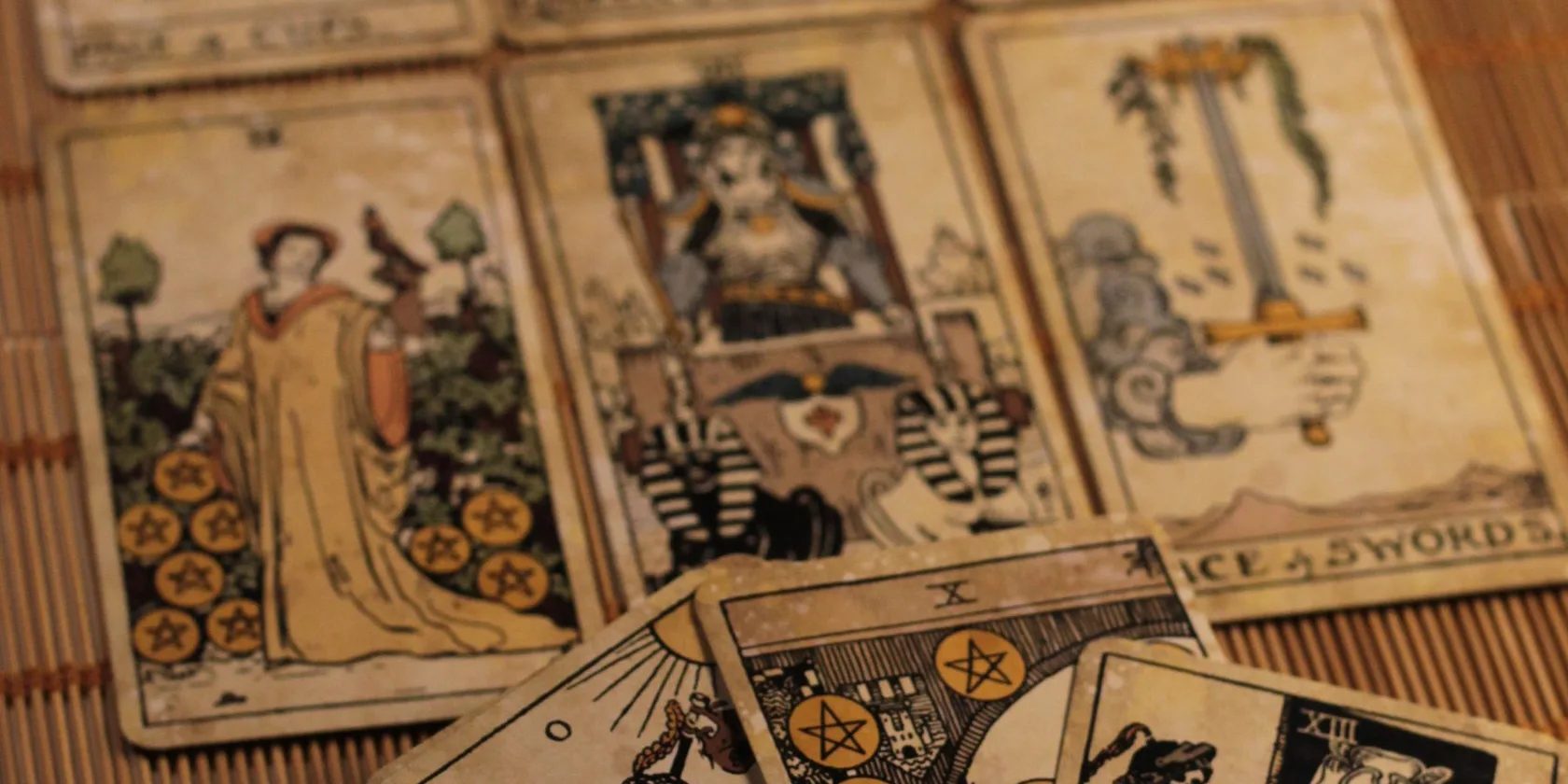 Cartes de tarot de Marseille anciennes disposées sur une natte en bambou